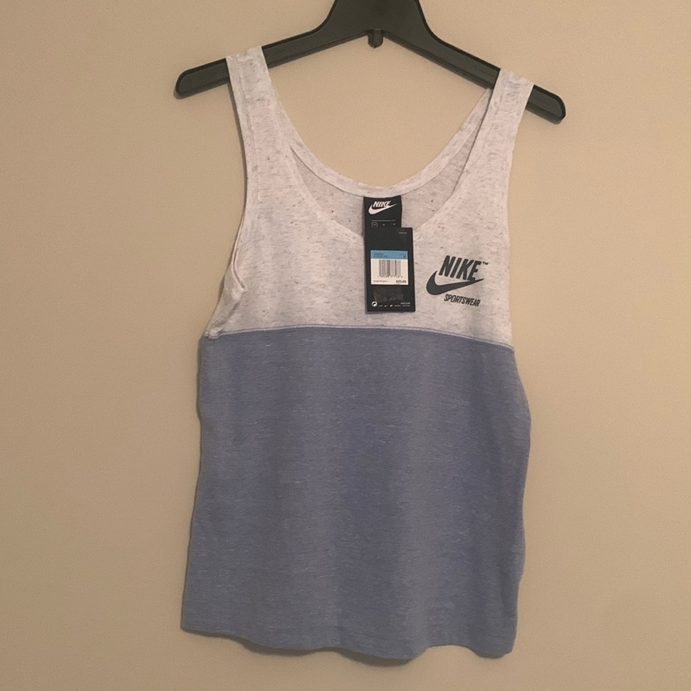 Woman’s Nike M workout T